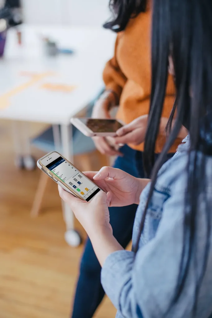 Två personer använder Brightec Securitys app för objekthantering