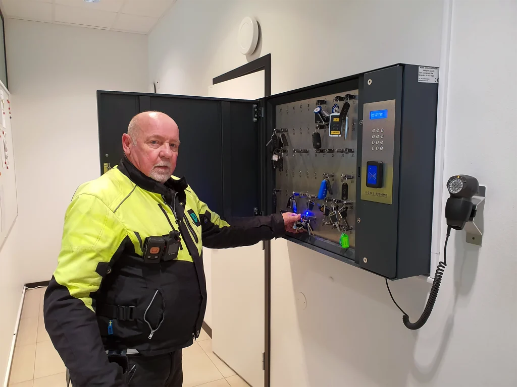 Vakt använder Brightec Securitys digitala nyckelskåp med alkotest