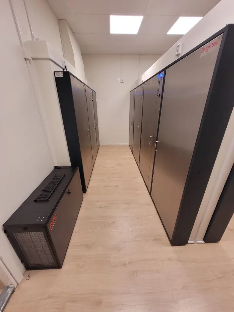 Fyra stora digitala nyckelskåp i rostfritt stål